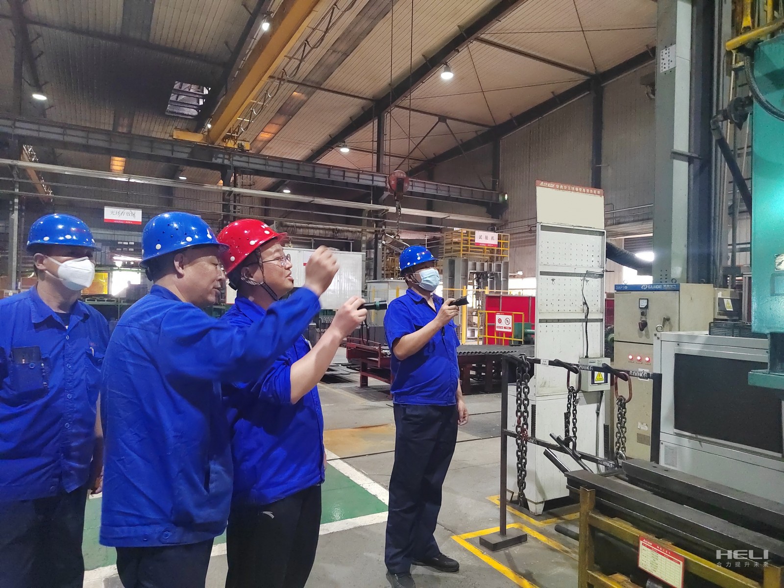 現(xiàn)場(chǎng)指導(dǎo).jpg 現(xiàn)場(chǎng)指導(dǎo).jpg